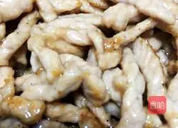 Illustration of how to make shredded pork with double pepper 4