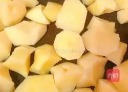 Illustration of home-style braised pork ribs and potatoes 5