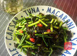 Illustration of how to stir-fry fungus with garlic moss 8