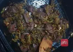 Illustration of how to make pickled cabbage and duck blood 3