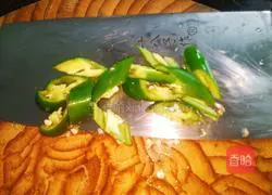 Illustration of how to make stir-fried pork with horned melon 2