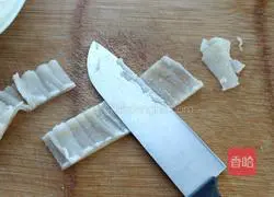 Illustration of how to stir-fry pork skin with onions and peppers 3