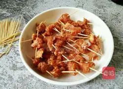 Illustration of how to make spicy toothpick meat 6