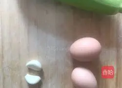 Illustration of how to make scrambled eggs with zucchini 1
