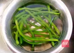 Illustration of how to make fried shredded pork with green beans 6