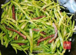 Illustration of braised beef and fried beans 6