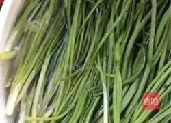 Illustration of braised pork with wild onions 1