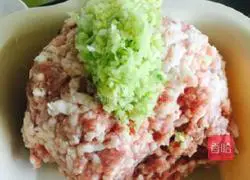 Illustration of how to make fried pork meatballs 2