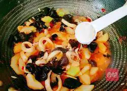 How to stir-fry cucumber with squid and fungus Illustration 15