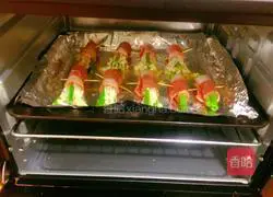 Illustration of how to make bacon enoki mushroom rolls 7