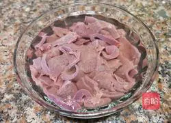 Illustration of how to stir-fry pork liver with leeks 2