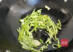 Illustration of how to make scrambled eggs with fresh mushrooms 8