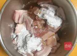 Illustration of how to make pork belly and beans 2