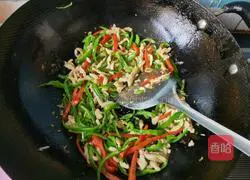 Illustration of how to make fried shredded chicken with double peppers 12