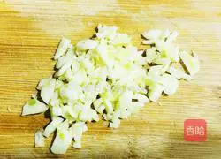 Illustration of how to make fried snow peas with sausage 3