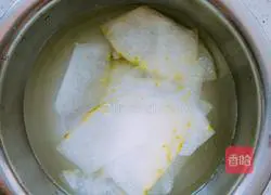 Illustration of how to make minced meat and winter melon rolls 2