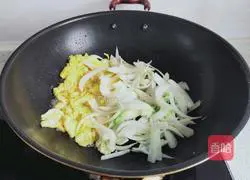 Illustration of how to make scrambled eggs with onions 6