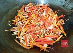 Illustration of how to stir-fry shredded pork with green pepper and carrot 12