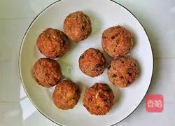 Important illustration of how to make Qiankun meatballs that are crispy on the outside and tender on the inside 9