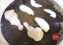 Illustration of how to make braised chicken wings with fungus 4