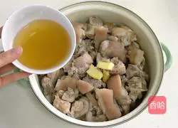 Illustration of braised pig trotters with red fermented rice 4