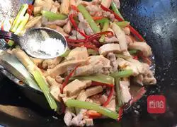 Illustration of how to make fried shredded pork with dried celery and fragrant 15