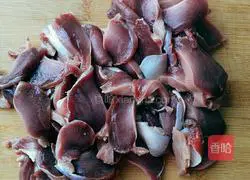 Illustration of how to make fried duck gizzards with double peppers 3