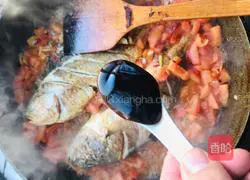 Illustration of making braised tofu with yellow croaker in tomato sauce 12