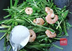 Illustration of how to stir-fry leeks and shrimps 9