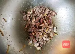 Illustration of how to stir-fry chicken kidneys with celery and water chestnuts 8