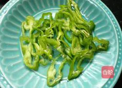 Illustration of how to stir-fry chicken intestines with onions 3