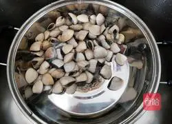 Illustration of how to make spicy white clams 1