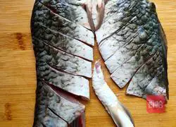 Illustration of how to make crucian carp stewed eggs 1