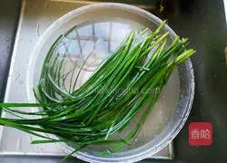 Illustration of how to make fried eggs with leeks 2