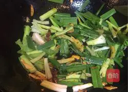 Laoganma's garlic sprouts, parsley and stuffed tilapia recipe illustration 6