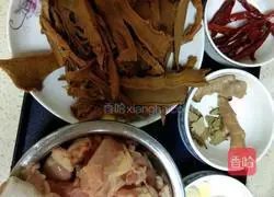 Illustration of how to make braised chicken with dried bamboo shoots 1