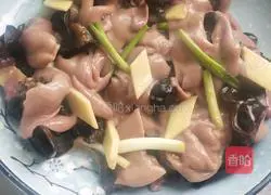 Illustration of how to make steamed pork loin with black fungus 5