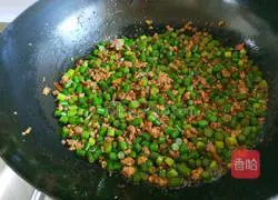 Illustration of how to stir-fry minced meat with garlic moss 9