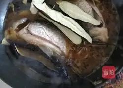 Illustration of how to make crucian carp and eggplant stewed in sauce 6