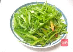 How to stir-fry shredded chicken with green peppers Illustration 1