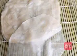 Illustration of how to make shredded pork with Beijing sauce 7