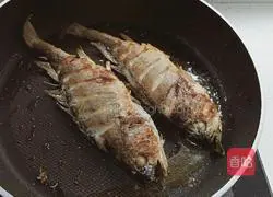 Illustration of how to make pan-fried yellow croaker 6