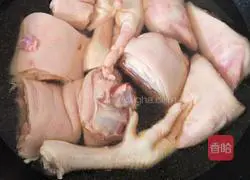 Illustration of how to make braised pig trotters in rice cooker 1