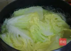 Illustration of how to make fried pork with baby cabbage 3