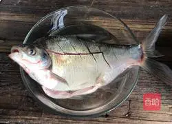 Illustration of how to make steamed Wuchang fish 4