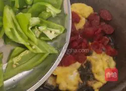 Illustration of how to cook sausage and green pepper 8