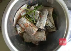Illustration of how to make fried hairtail fish 1