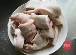 Illustration of how to cook pig's trotters with soybeans 2