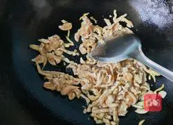 Illustration of how to make fried shredded chicken with double peppers 8