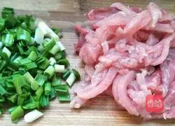 Illustration of how to stir-fry vermicelli with pepper and shredded pork 3